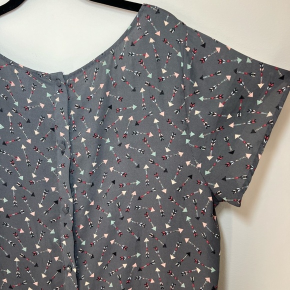 Torrid Abbey Arrow Georgette Button Back Blouse Top Gray Semi Sheer Women's Sz 2 - Picture 9 of 13